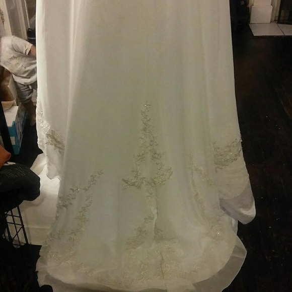 Wedding Dress - Picture 4 of 8